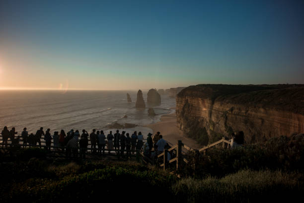 esperando o sol - australia melbourne landscape twelve apostles - fotografias e filmes do acervo