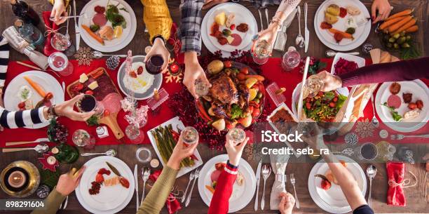 Weihnachten Silvester Abendessen Gruppenkonzept Stockfoto und mehr Bilder von Weihnachten - Weihnachten, Warmes Abendessen, Tisch