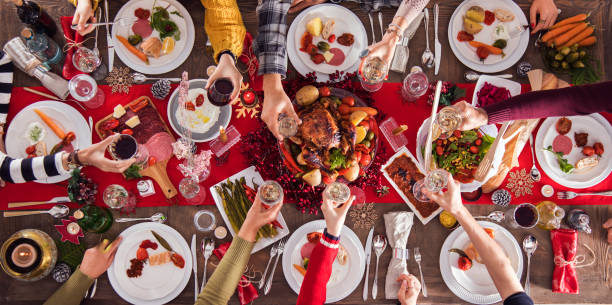 concetto di gruppo di cena di capodanno natalizio - cena natale foto e immagini stock