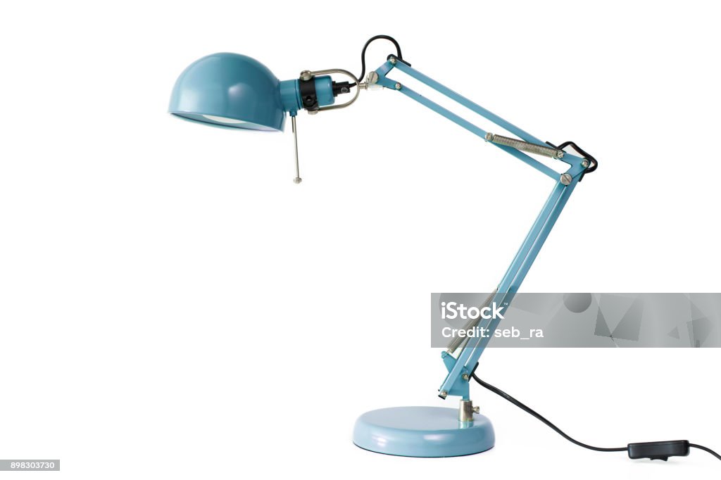 Lampada da scrivania blu isolata su sfondo bianco - Foto stock royalty-free di Lampada elettrica