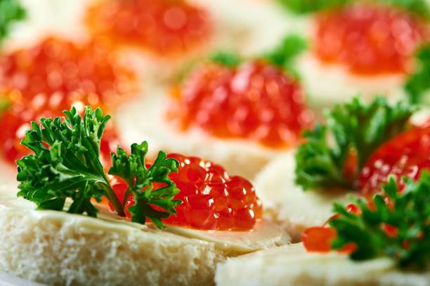 aperitivo con caviar rojo y perejil - plank bread caviar close up fotografías e imágenes de stock