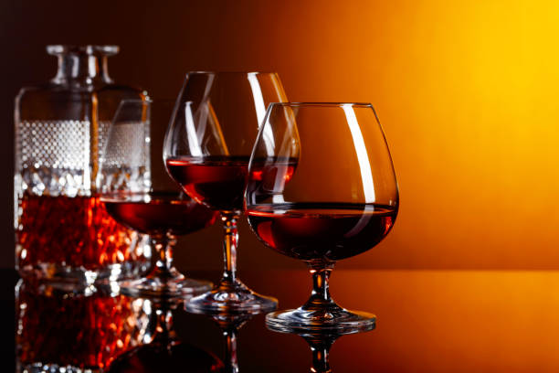очки коньяка . - wine decanter red restaurant стоковые фото и изображения