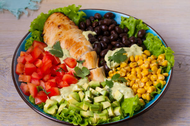 istock Grilled chicken with avocado, tomatoes, sweet corn, beans and lettuce 898314036