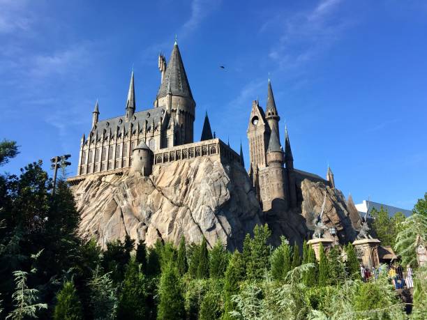 orlando, florida, 18. august 2017: hogwarts in die zauberwelt von harry potter, island of adventure, universal studios - harry potter kunstwerkname stock-fotos und bilder