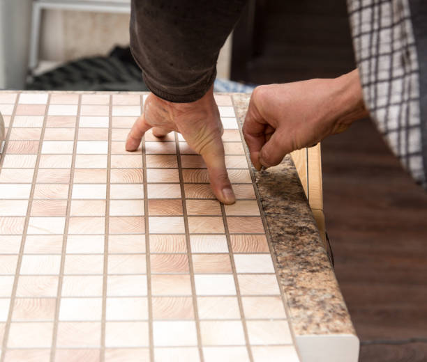istock Master cuts wood with a jig saw 898332364