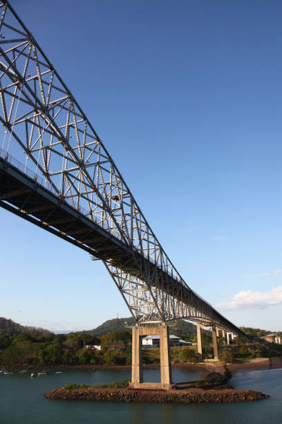 ponte delle americhe, dal basso, panama city, panama, america centrale. - panama canal panama bridge of the americas bridge foto e immagini stock