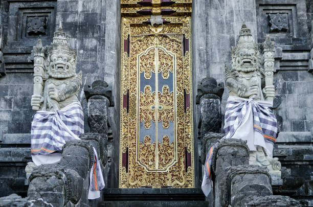 detalle exterior de antiguo templo hindú de pura goa lawah 'cueva de murciélagos' en klungkung sur bali indonesia - pura goa lawah fotografías e imágenes de stock