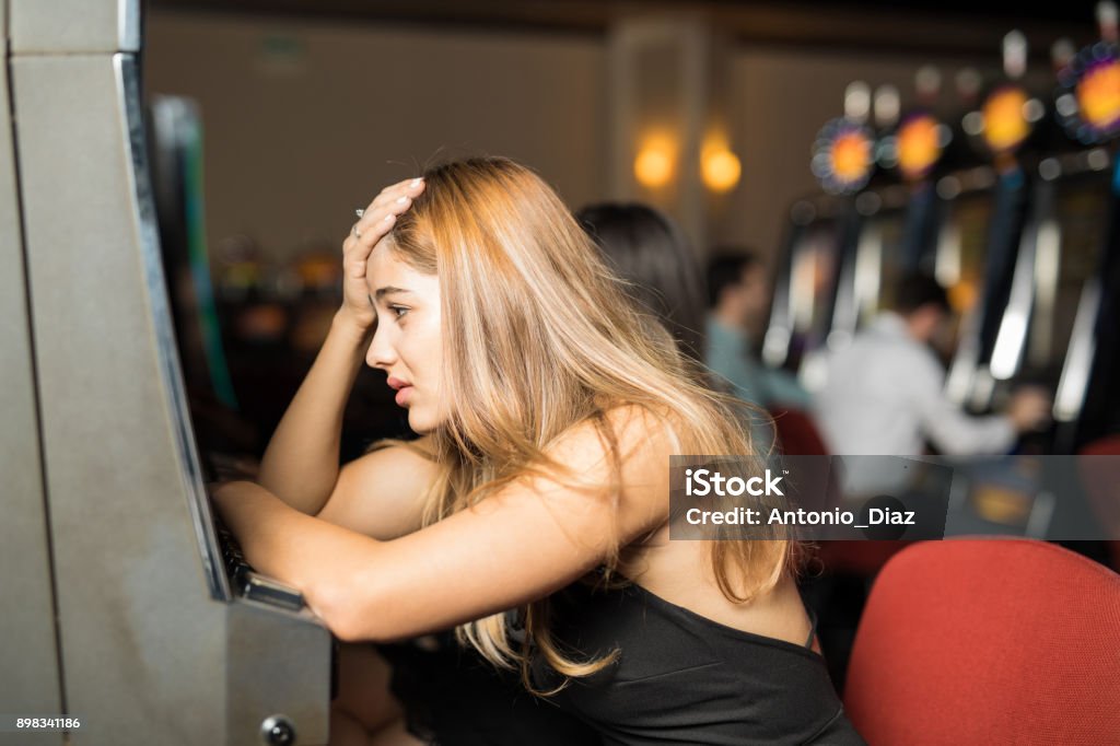 Gestresste Frau in einem Slot-Maschine - Lizenzfrei Verlust Stock-Foto