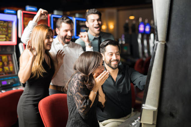 興奮した女性のカジノで勝利 - gambling coin operated machine jackpot ストックフォトと画像