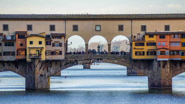 ponte vecchio in florenz, italien - ponte vecchio stock-fotos und bilder