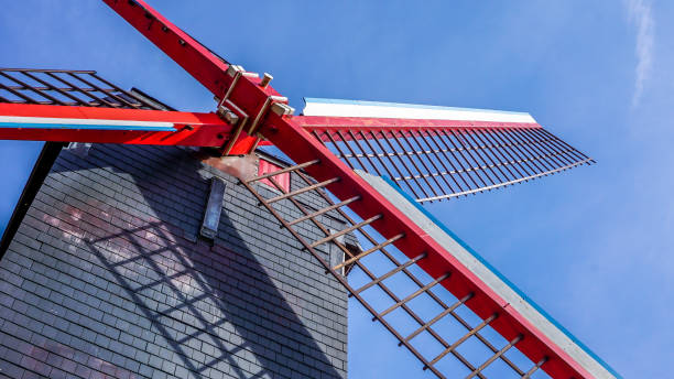 tradicional molino de viento en brujas, bélgica - belgium bruges windmill europe fotografías e imágenes de stock