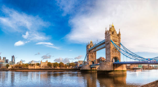 아침 빛에 강 thames 타워 브리지와 런던 타워 런던 풍경 파노라마 - london england tower bridge uk bridge 뉴스 사진 이미지