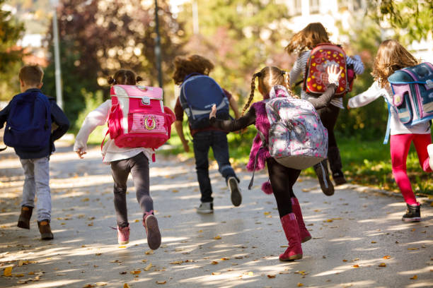 enfants s'amuser en plein air - back school photos et images de collection