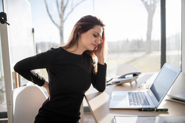 istock Woman in pain working in the office 898357594
