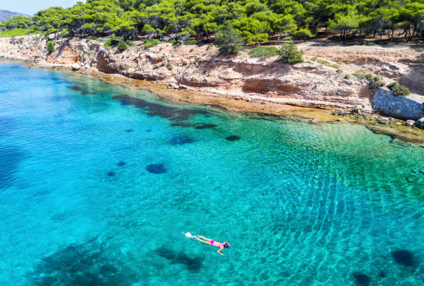 mädchen in das türkisfarbene wasser des moni insel schnorcheln - sea swimming greece women stock-fotos und bilder