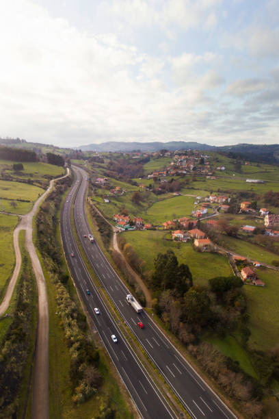 multiple lane highway from above - multiple lane highway highway car field imagens e fotografias de stock