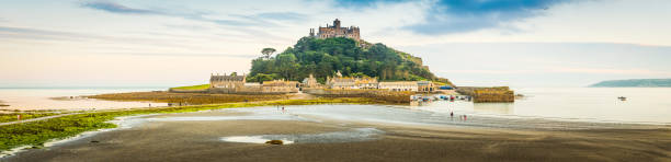 cornwall st michaels mount surplombant la plage pont-jetée mer panorama uk - cornwall england uk england st michaels mount photos et images de collection