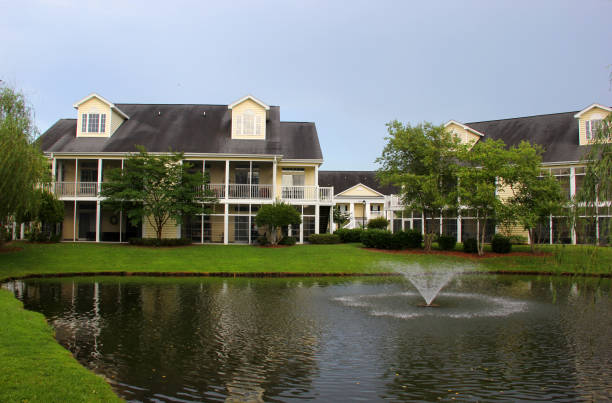 istock Southern modern architecture and vacation rentals background. 898377994