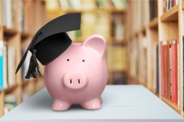 ukończeniu studiów. - student loans zdjęcia i obrazy z banku zdjęć