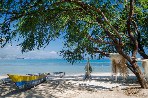 una redes en areia branca playa tropical en dili east timor leste los barcos de pesca photo