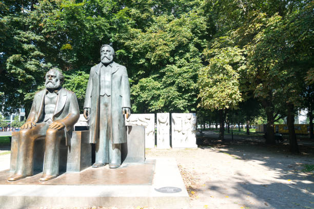 statue der beiden männer als väter des sozialismus, karl marx und friedrich engels im park in berlin - friedrich engels stock-fotos und bilder