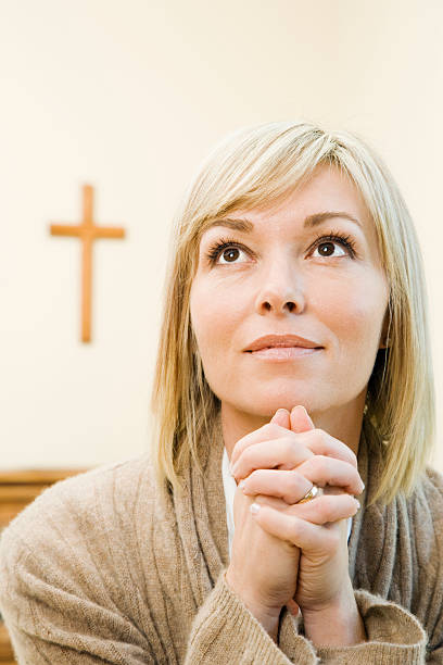 woman kneeling and praying  - 3659 뉴스 사진 이미지