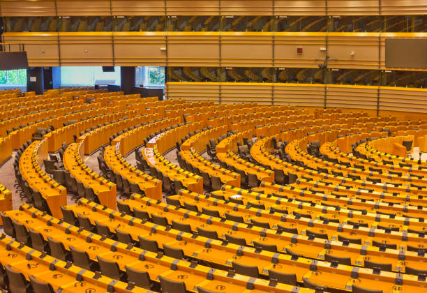 europeesparlement vergaderzaal (het bespreken van zaal in brussel, belgië - plenaire vergadering fotos stockfoto's en -beelden