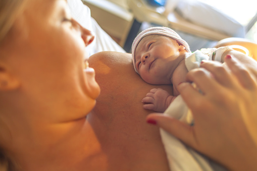 New born baby con su madre photo