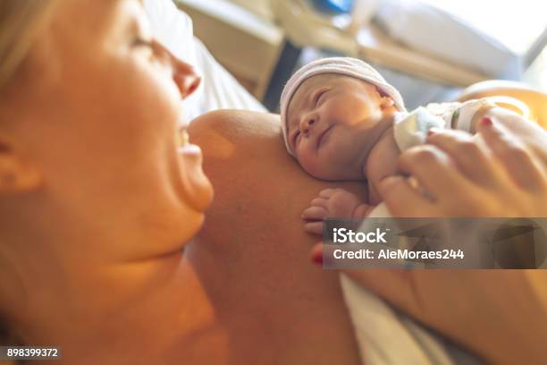 新しいボルン彼の母親と赤ちゃん - 新生児のストックフォトや画像を多数ご用意 - 新生児, 出産, 母親