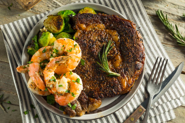 гурманский домашний стейк и креветки - steak filet mignon beef tenderloin стоковые фото и изображения