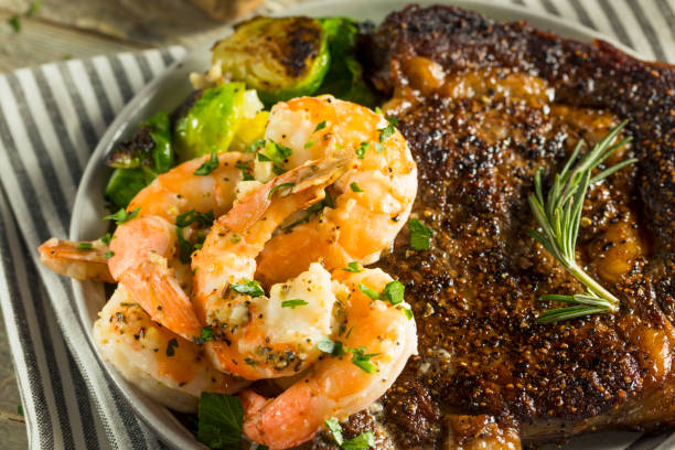 crevettes et gourmet steak maison - surf and turf prepared shrimp seafood steak photos et images de collection