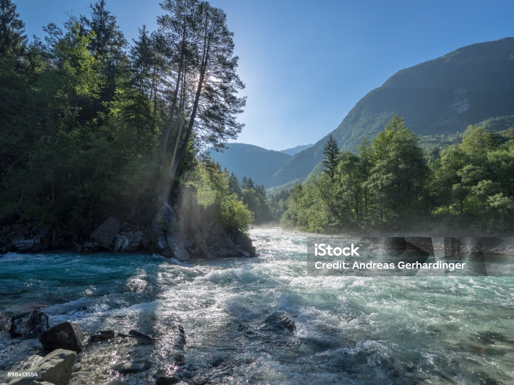 El río Soca en Eslovenia en un día soleado - Foto de stock de Rápido - Río libre de derechos