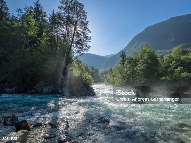 El Río Soca En Eslovenia En Un Día Soleado Foto de stock y más banco de imágenes de Rápido - Río - Rápido - Río, Río, Aire libre