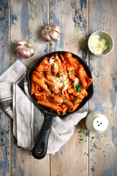 istock Whole grain pasta with chicken fillet in tomato sauce 898426588