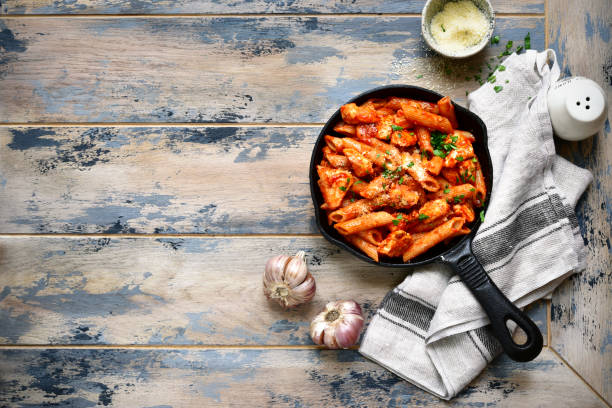 istock Whole grain pasta with chicken fillet in tomato sauce 898426634
