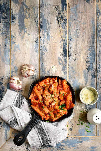 istock Whole grain pasta with chicken fillet in tomato sauce 898426674