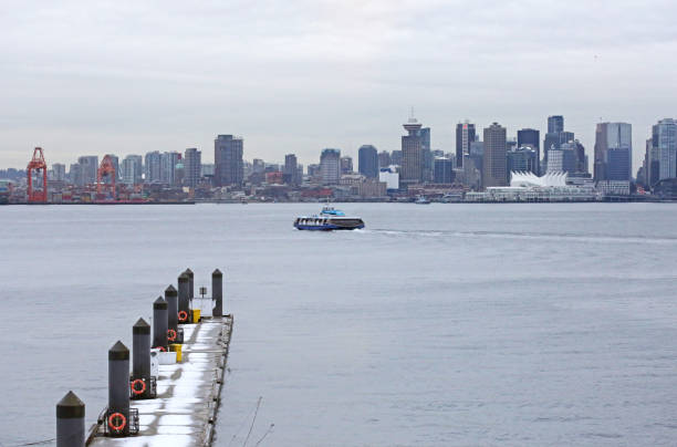 downtown vancouver skyline i burrard inlet w zimie - lee ferry zdjęcia i obrazy z banku zdjęć