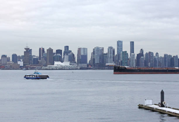 downtown vancouver skyline i seabus w zimie - lee ferry zdjęcia i obrazy z banku zdjęć