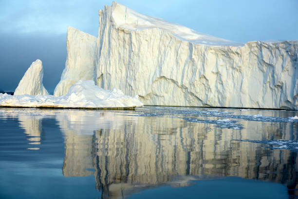 enormes témpanos en el océano ártico, groenlandia - extreme terrain eroded snow landscape fotografías e imágenes de stock