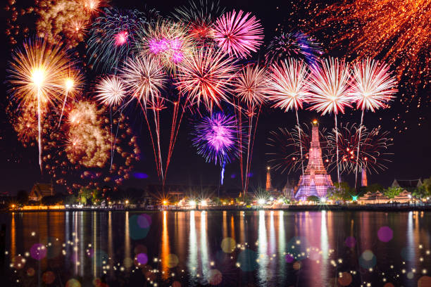 new year countdown firework at wat arun, bangkok,thailand - opening ceremony flash imagens e fotografias de stock