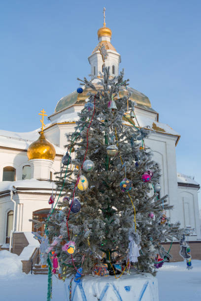 istock Christmas tree with toys 898444772