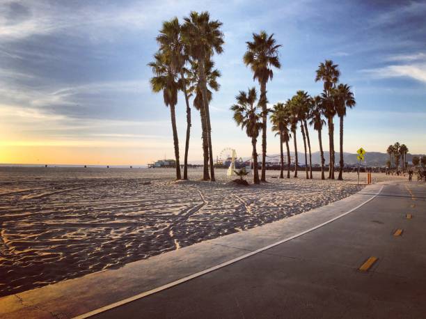 サンタ モニカー ビーチ、カリフォルニア、米国の夕日 - santa monica santa monica beach santa monica pier city of los angeles ストックフォトと画像