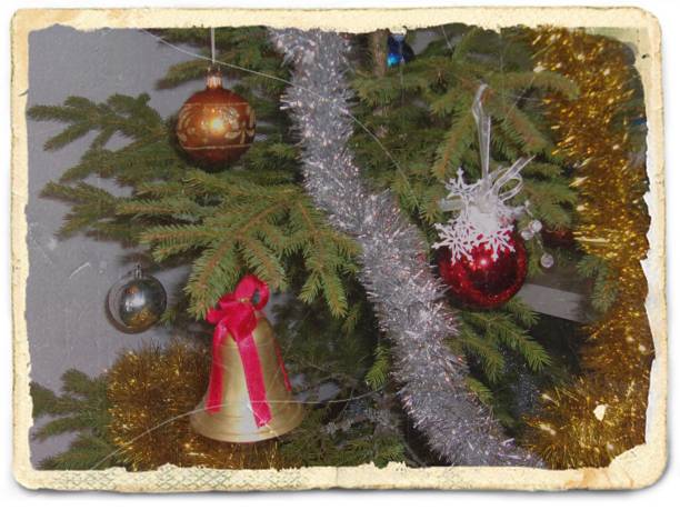 istock Decorated Christmas Tree- Vintage Greeting Card 898449174