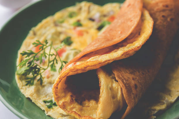 オムレツ ・ オムライス/オムライス巻き omlete チャパティ ロールまたはナンやロティ。子供の弁当やランチ ボックスの人気の高い、迅速かつ健康的なレシピ - home made bread ストックフォトと画像