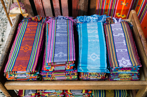 tradicional de la mano tejido bufandas de tela de tais en dili recuerdo mercado east timor leste photo