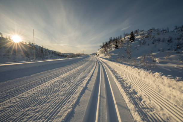 niskie słońce świeci na świeżo przygotowanych torach narciarskich w górach w setesdal, norwegia - ski trace zdjęcia i obrazy z banku zdjęć