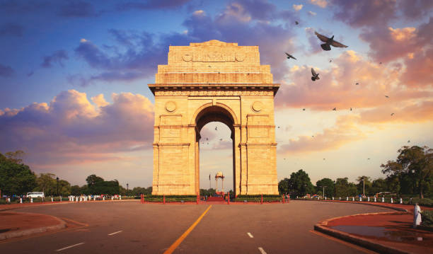 das india gate in delhi - delhi new delhi panoramic india stock-fotos und bilder