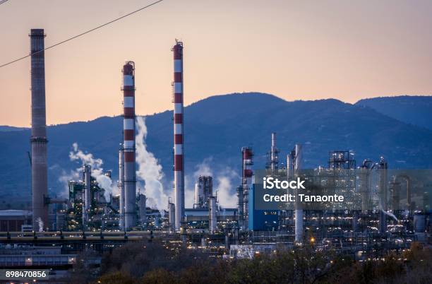 Fabrik Rauch Stackölraffineriepetrochemische Fabrik Stockfoto und mehr Bilder von Bauwerk