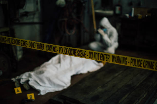 犯罪現場の調査 - 法医学 dead カバー体および証拠の後ろの調査 - 殺人 ストックフォトと画像