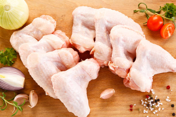 Raw chicken wings on cutting board Fresh raw chicken wings drumstick stock pictures, royalty-free photos & images